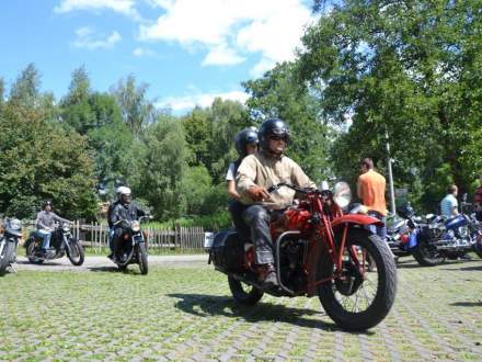 zabytkowe motocykle w parku